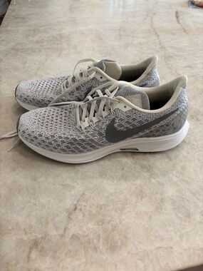 Nike Women's Light Gray and Dark Gray Knit Running Sneakers